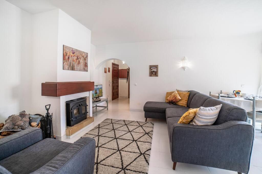 Spacious Two Bedroom Apt, 200M From The Beach Carvoeiro  Exterior photo