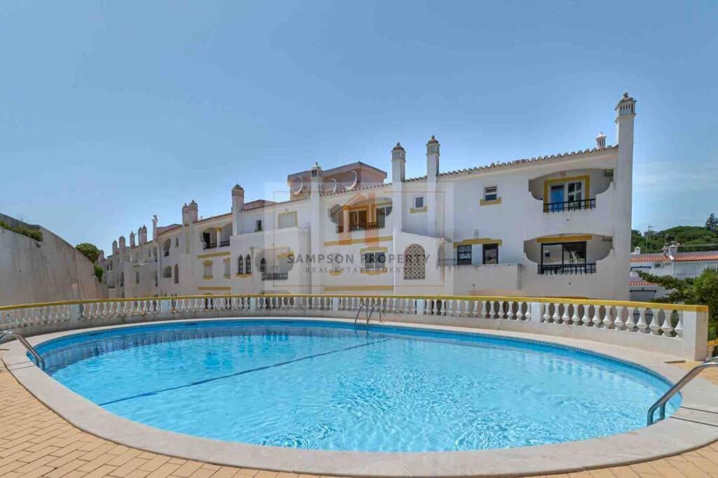 Spacious Two Bedroom Apt, 200M From The Beach Carvoeiro  Exterior photo