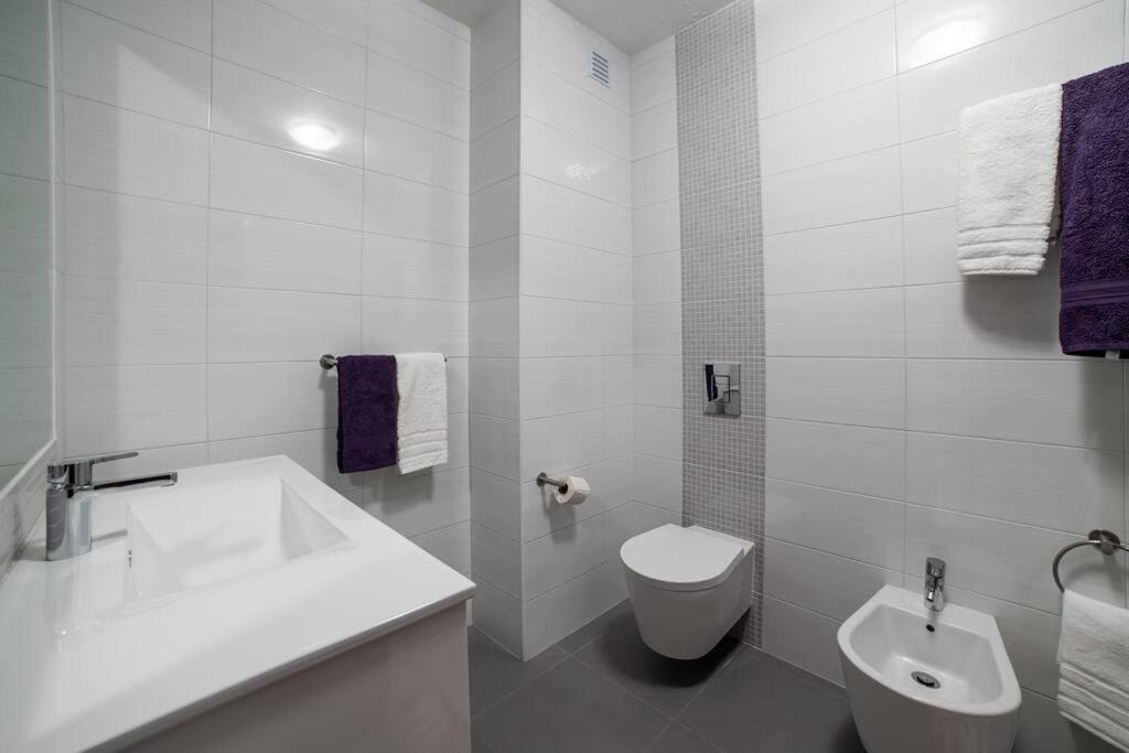 Spacious Two Bedroom Apt, 200M From The Beach Carvoeiro  Exterior photo