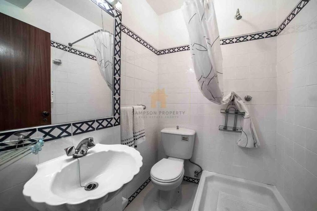 Spacious Two Bedroom Apt, 200M From The Beach Carvoeiro  Exterior photo