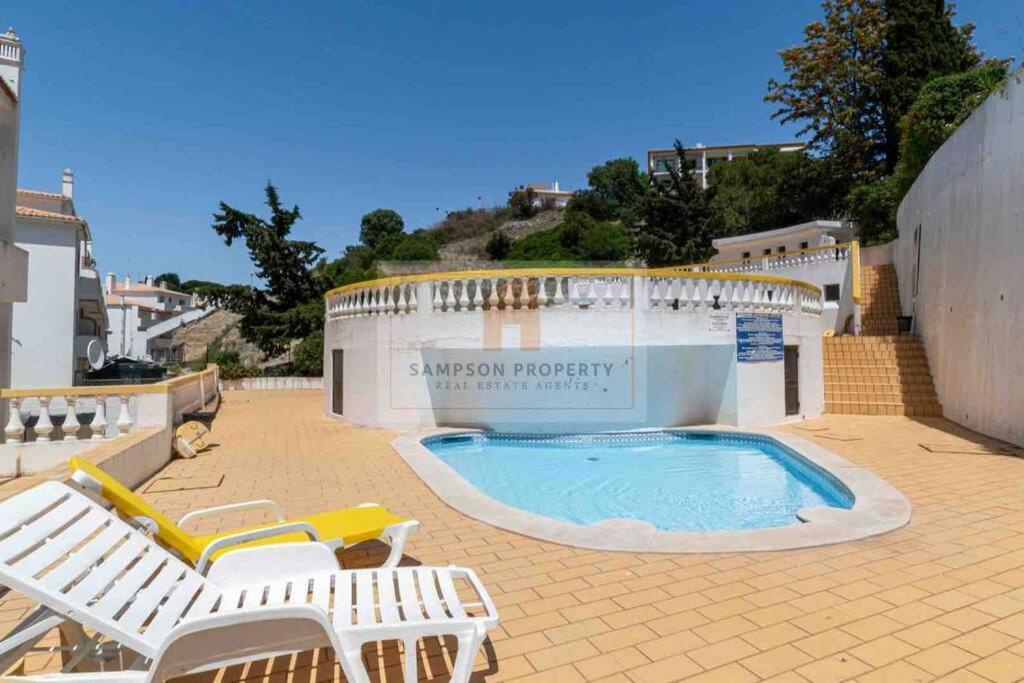 Spacious Two Bedroom Apt, 200M From The Beach Carvoeiro  Exterior photo