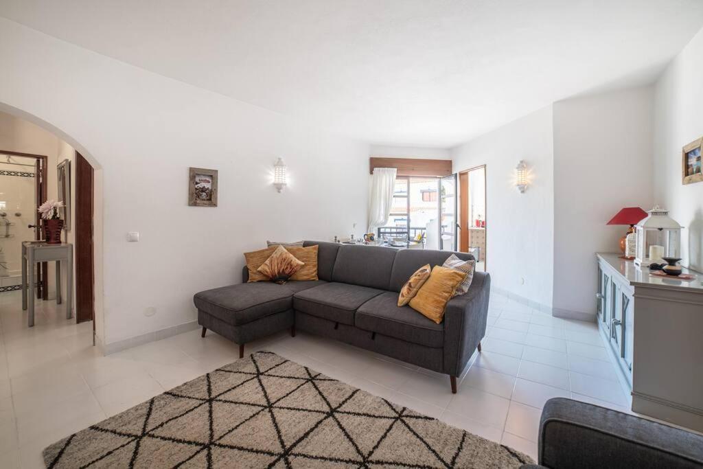 Spacious Two Bedroom Apt, 200M From The Beach Carvoeiro  Exterior photo