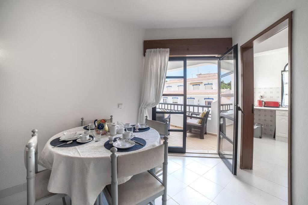 Spacious Two Bedroom Apt, 200M From The Beach Carvoeiro  Exterior photo