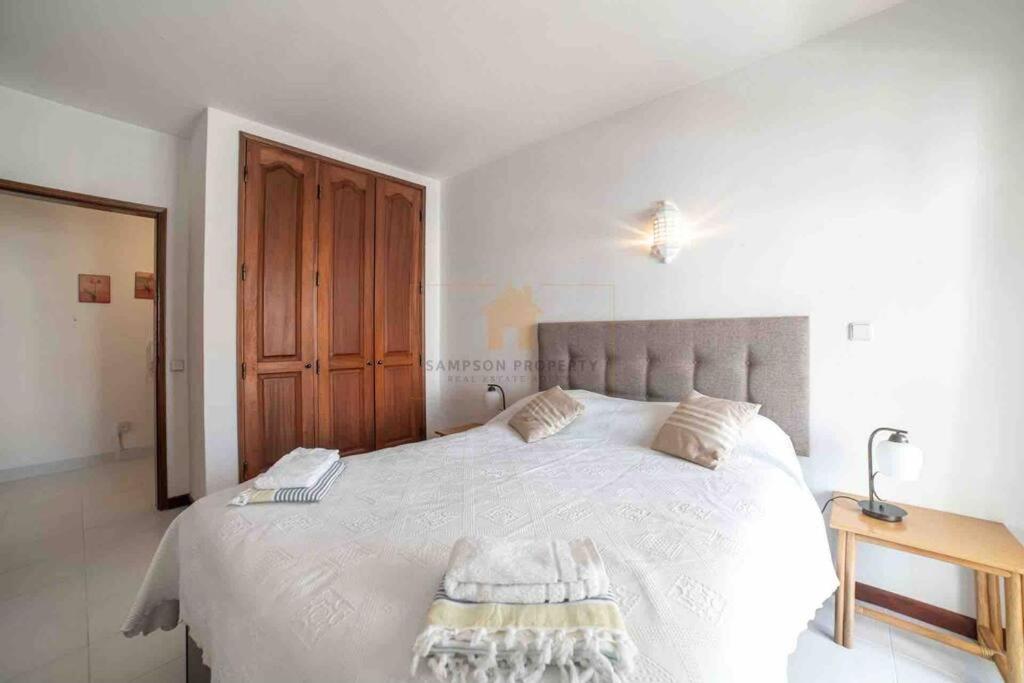 Spacious Two Bedroom Apt, 200M From The Beach Carvoeiro  Exterior photo